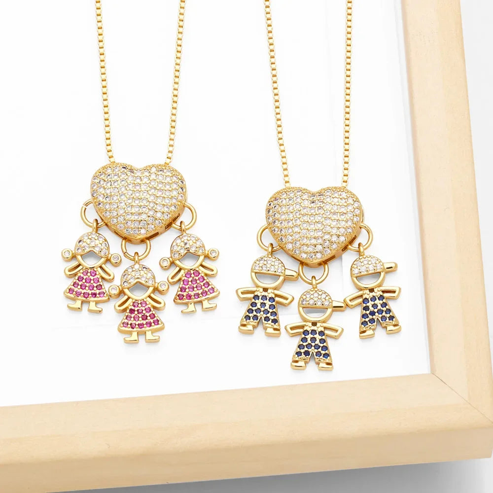 Colares dourados com pingente de coração cravejado e figuras de meninos e meninas com strass colorido