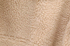 Tecido sherpa bege macio com textura felpuda e detalhes em lã sintética
