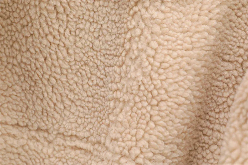 Tecido sherpa bege macio com textura felpuda e detalhes em lã sintética