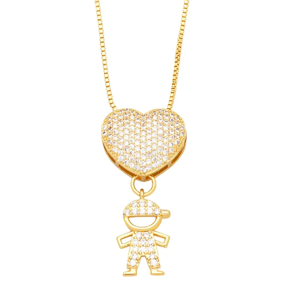 Colar folheado a ouro com pingente de coração cravejado e menino de boné com strass