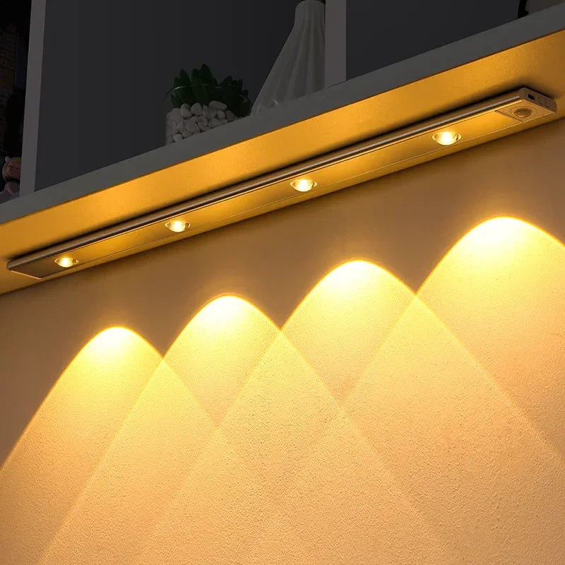 Luminária de LED linear sob prateleira com luz amarela e design moderno para decoração