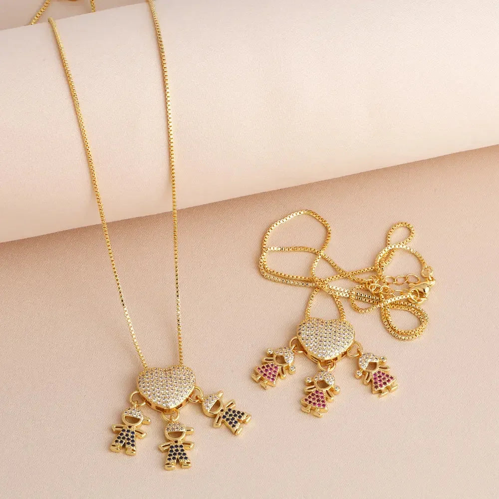 Colares dourados com pingente de coração cravejado e miniaturas de meninos e meninas