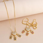 Colares dourados com pingente de coração cravejado e miniaturas de meninos e meninas