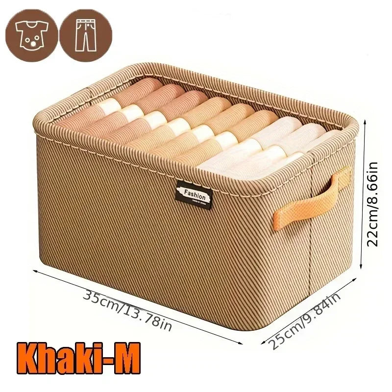 Cesta organizadora bege Khaki-M com roupas dobradas, alça lateral e medidas destacadas