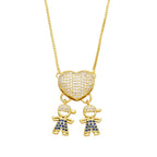 Colar banhado a ouro com pingente de coração cravejado e dois meninos com pedras azuis