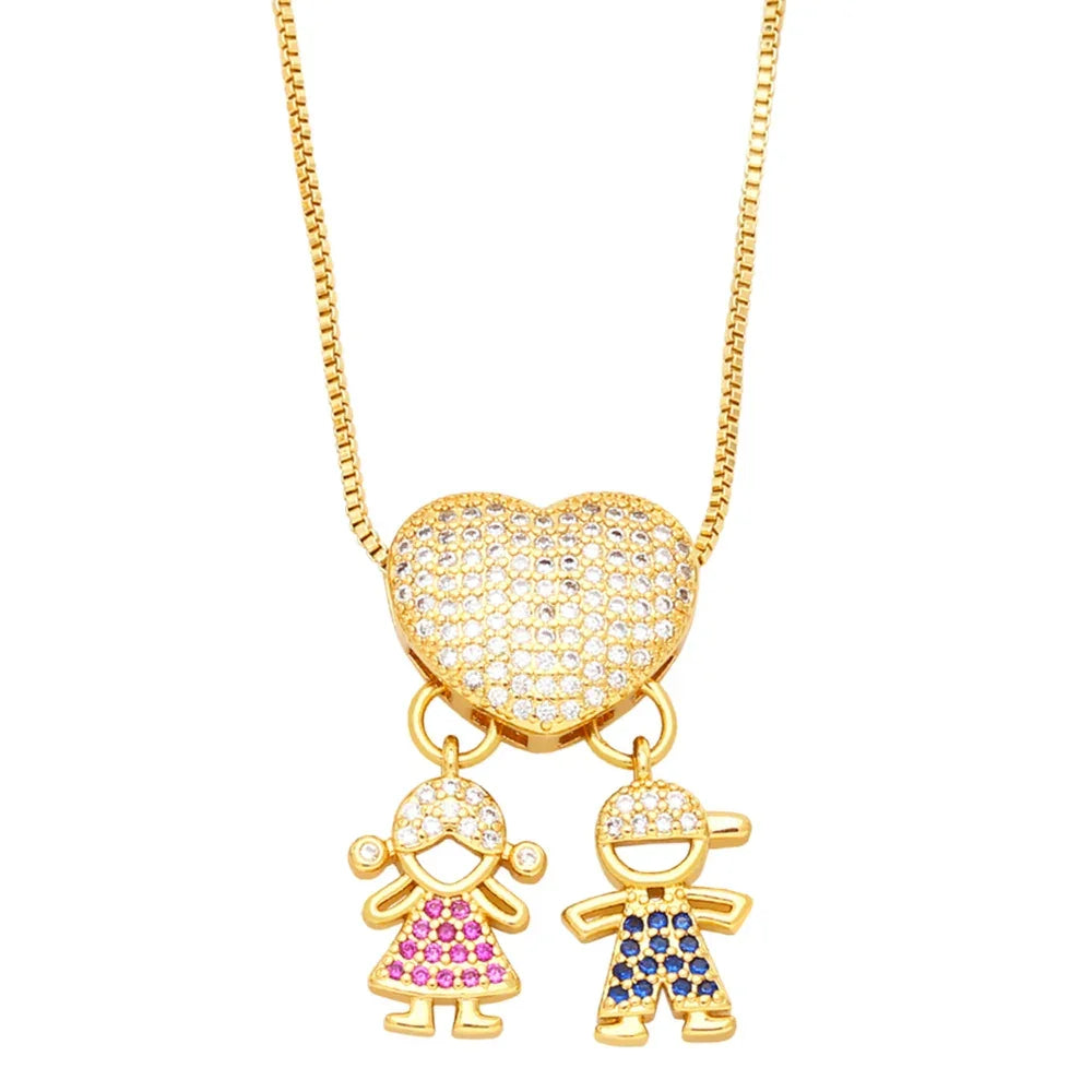 Colar dourado com pingente de coração cravejado e crianças, menina com vestido rosa e menino com boné azul