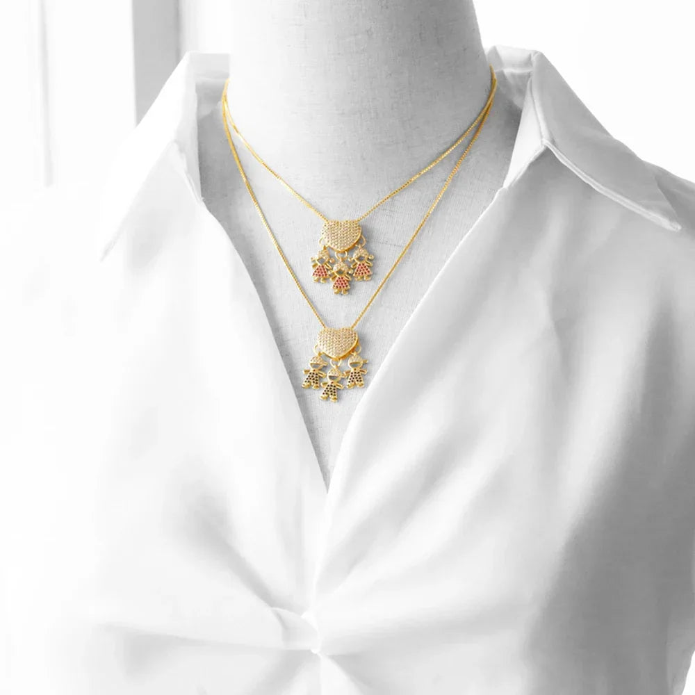 Colar duplo dourado com pingentes detalhados sobre camisa branca feminina