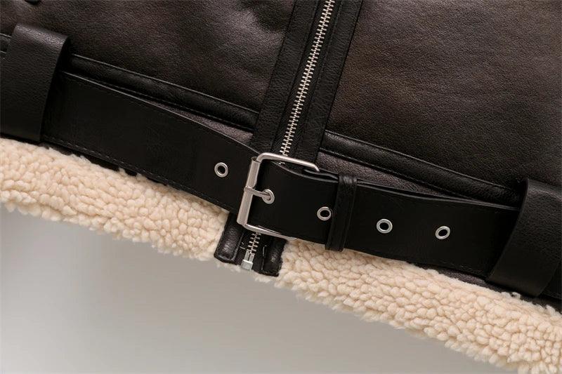 Close-up de jaqueta de couro preta com zíper, cinto e forro de lã sintética bege