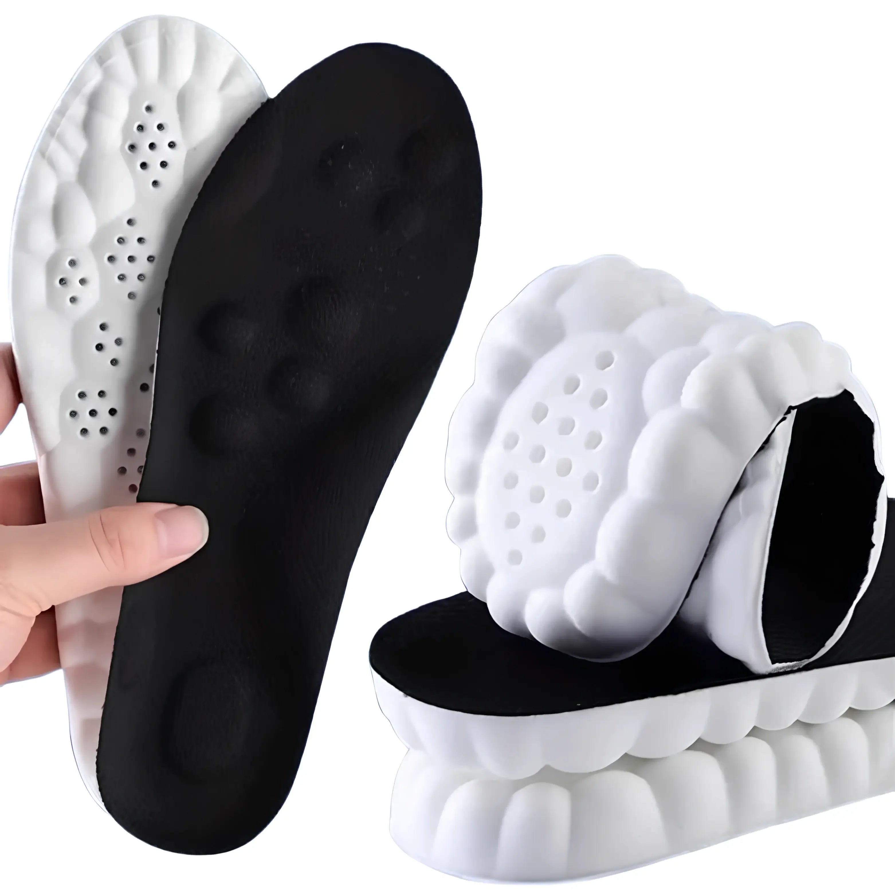 Chinelo slide ortopédico preto e branco com solado macio texturizado e palmilha perfurada.