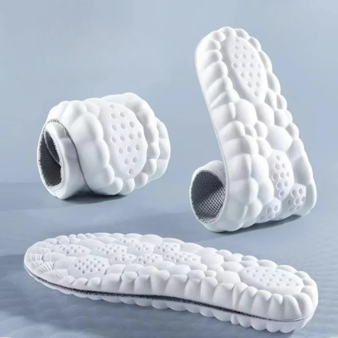 Palmilha macia branca antiderrapante com superfície texturizada e almofadada sobre fundo neutro.